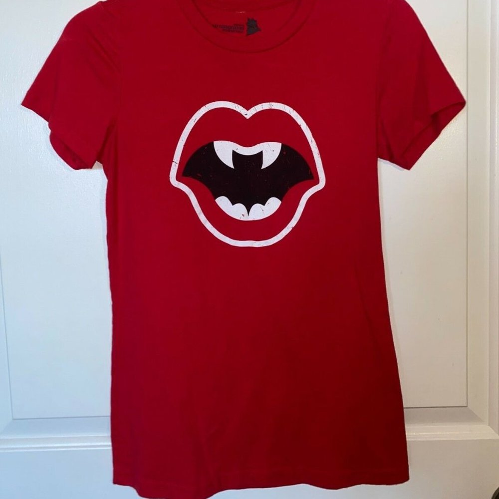 Threadless Fangs & Wings Vampire Bat Lips women's tshirt MEDIUM
